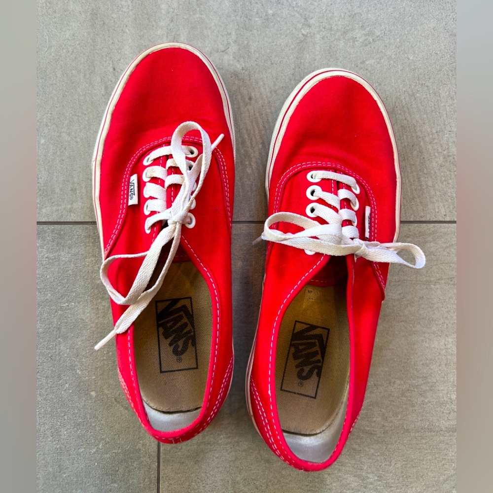 Vans Bold Red Lace-Up Sneakers - unisex sizing (Men’s 7 & women’s 8.5) cool 😎